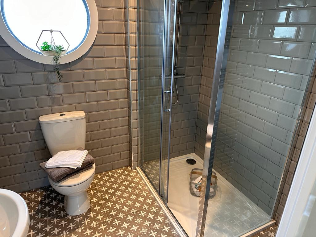 18b Gattington Park Tingdene Overstone Shower Room