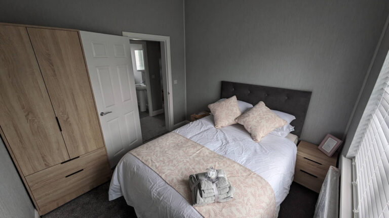 28ECS Jans Modular Park Home On Saltmarshe Castle Bedroom 2