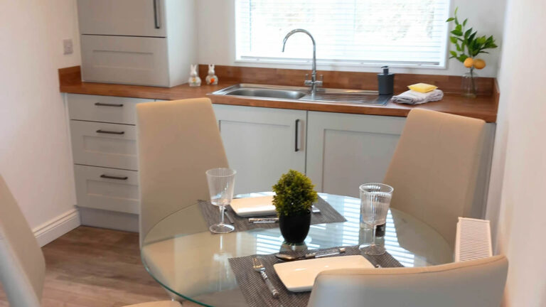 Tingdene Cosgrove in Willow Park Dining Table