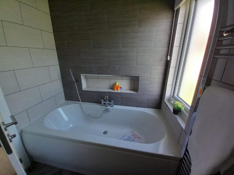 01 Willerby Delamere Bathroom.