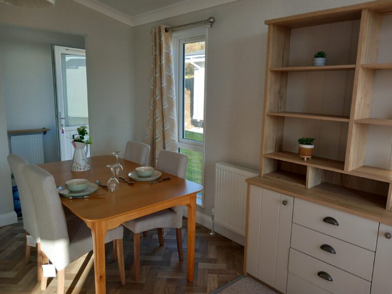 02 Willerby Kingswood Dining..