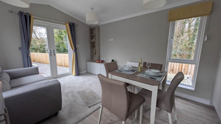 Omar Newmarket on Woodland Park - Dining Area