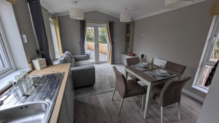 Omar Newmarket on Woodland Park - Kitchen Diner