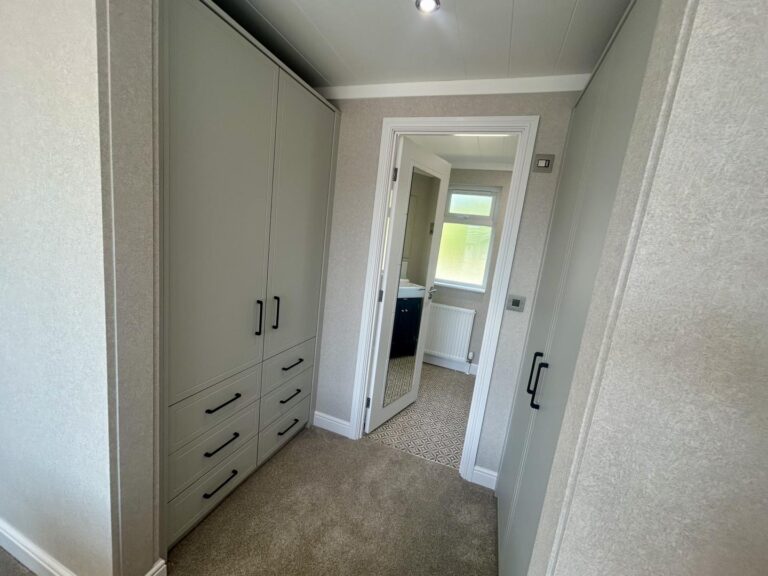 Omar Colorado Woolacombe Walk in wardrobe