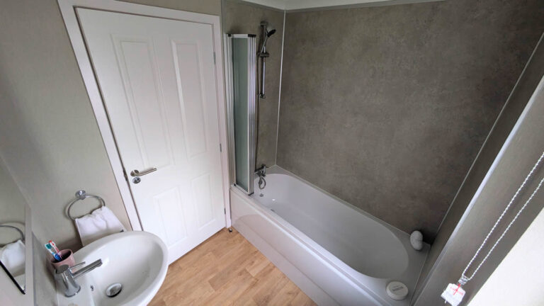 Omar Westbury on 24CL Saltmarshe Park - Bathroom