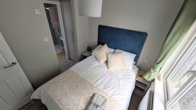 Omar Westbury on Saltmarshe Park - 36ECS - Bedroom