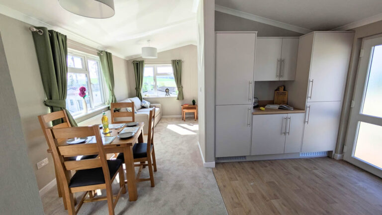Omar Westbury on Saltmarshe Park - 36ECS - Dining Area