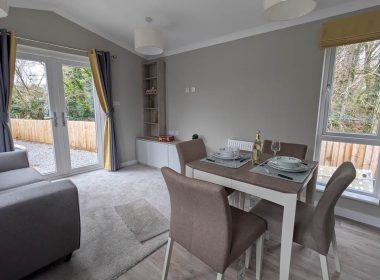 Omar Newmarket on Woodland Park - Dining Area