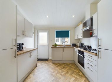 Preloved Park Home on tranquility Park - Kitchen