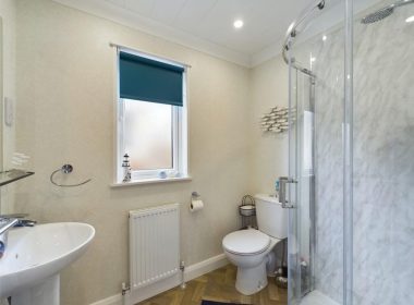 Preloved Park Home on tranquility Park - Shower