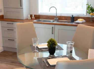 Tingdene Cosgrove in Willow Park Dining Table